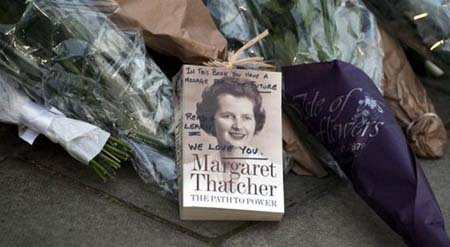 Hoa và sách của bà Margaret Thatcher được đặt bên ngoài ngôi nhà của bà ở London ngày 9-4
